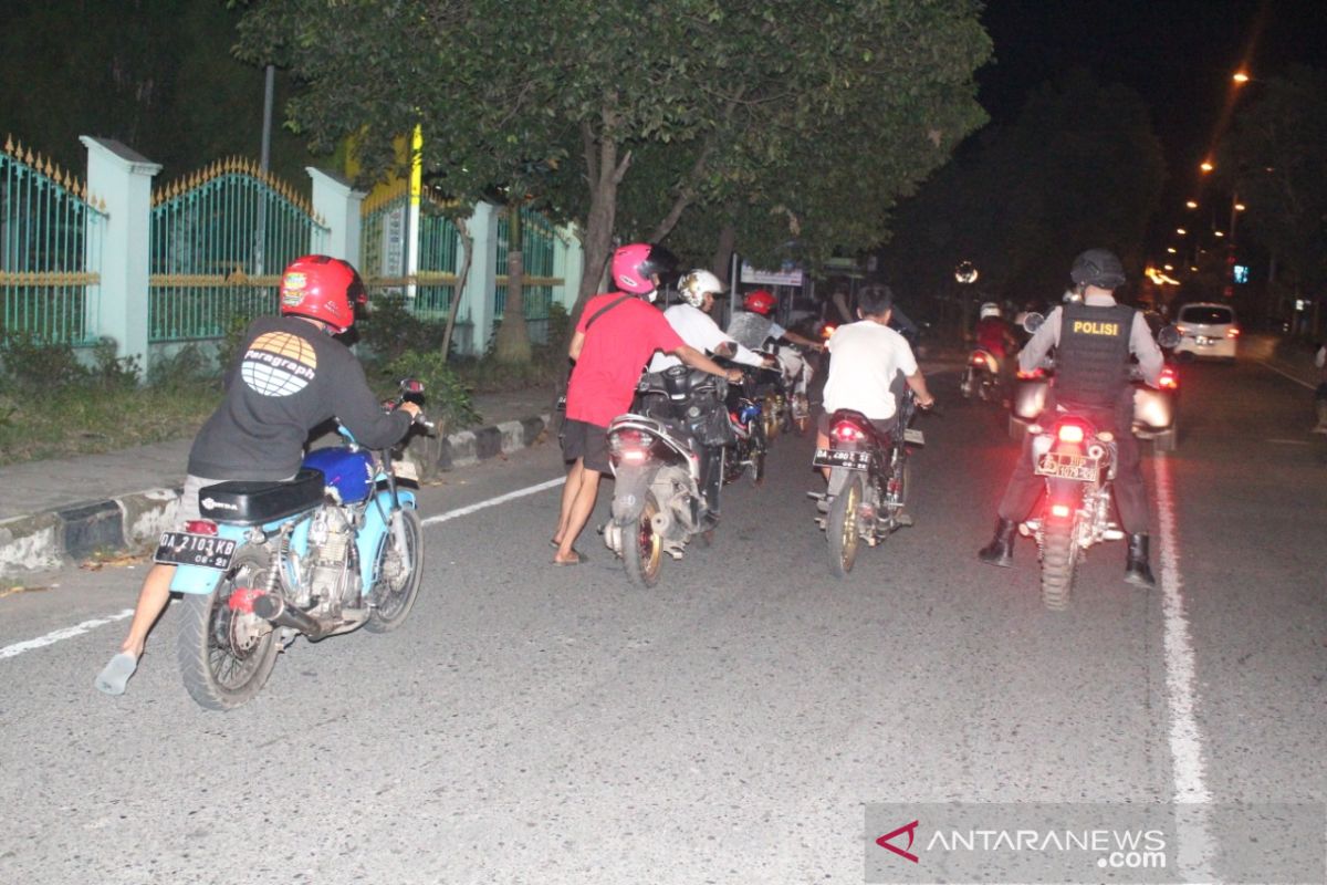 Puluhan pebalap liar lapangan Murjani dorong motor ke Mapolres