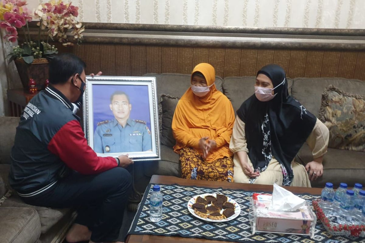 Kabid Humas Polda Lampung kunjungi orangtua Komandan KRI Nanggala-402