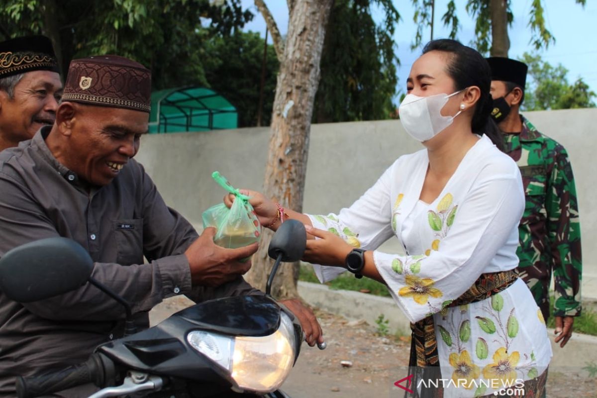 Dandim di Lombok Tengah berbagi takjil di jalan