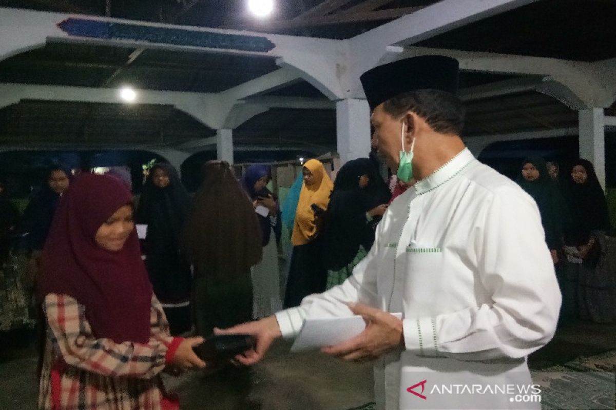 Syahrul M. Pasaribu santuni anak yatim dan penghafal Alquran di Ponpes Baburrohman