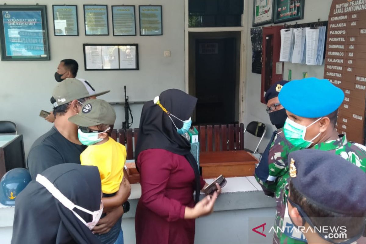 Keluarga tiga awak KRI Nanggala 402 sambangi Lanal Banyuwangi