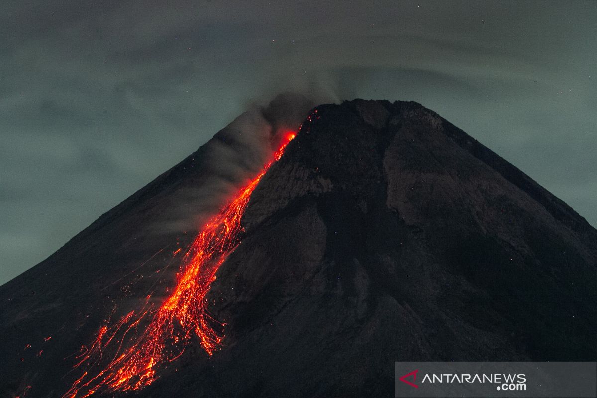 Gunung Merapi  luncurkan guguran lava pijar ke arah barat daya