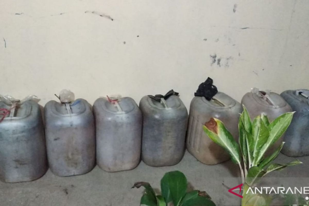 Polisi amankan ratusan liter tuak