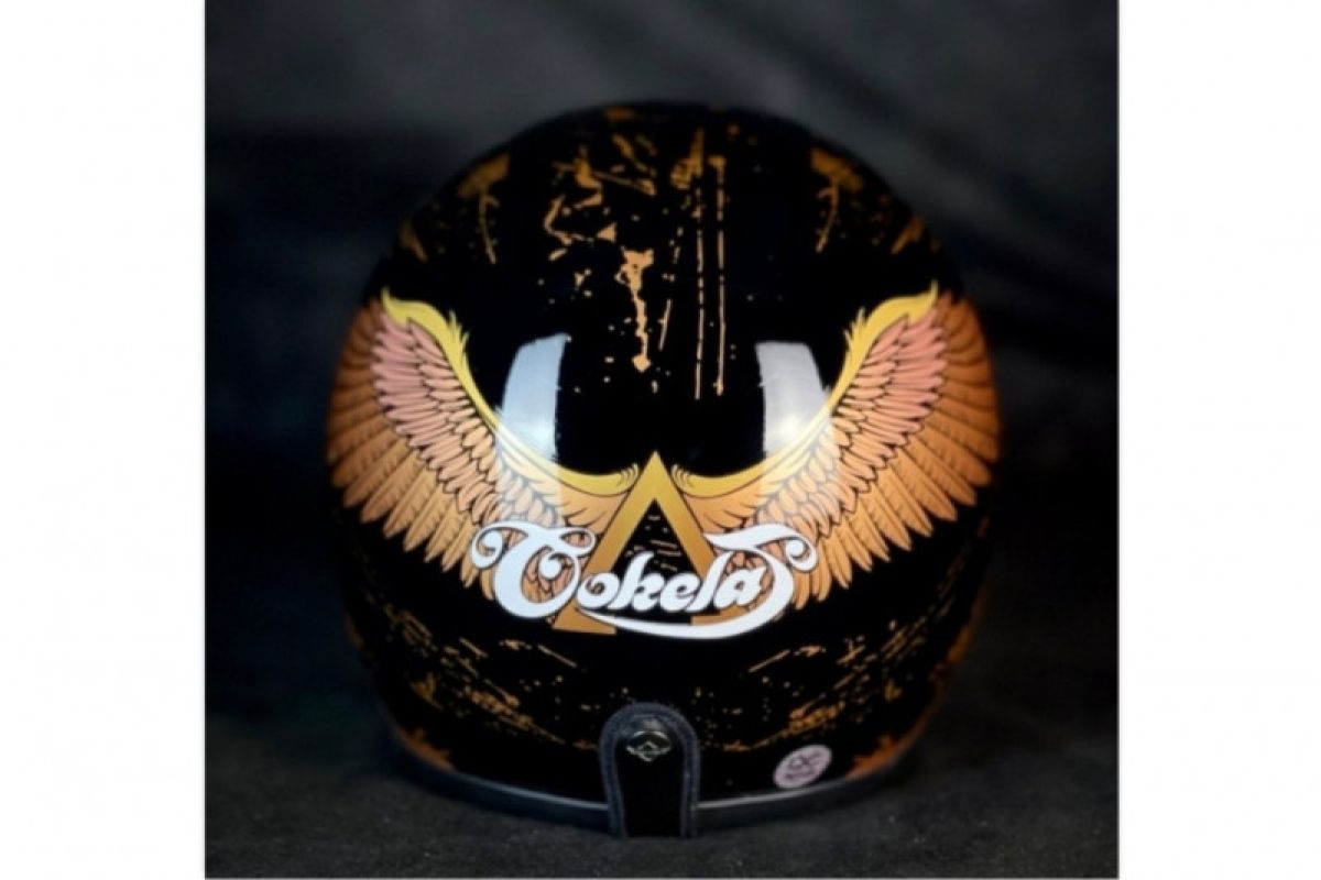 Band Cokelat meluncurkan "merchandise" helm