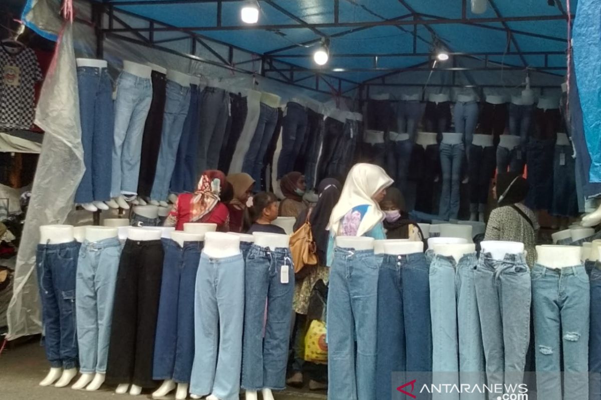 Penjual Pakaian Di Pasar Raya Padang Ramai Pembeli