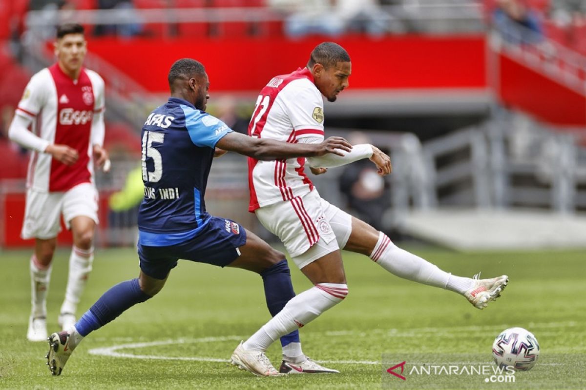 Haller nikmati penampilan perdana di hadapan suporter Ajax