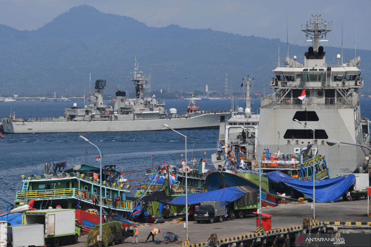 Kapal-kapal perang TNI AL kibarkan bendera setengah tiang