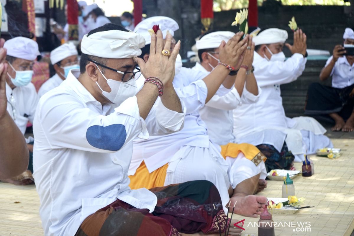 Wali Kota Denpasar laksanakan sembahyang serangkaian Pujawali di Pura Taman Sari Denpasar