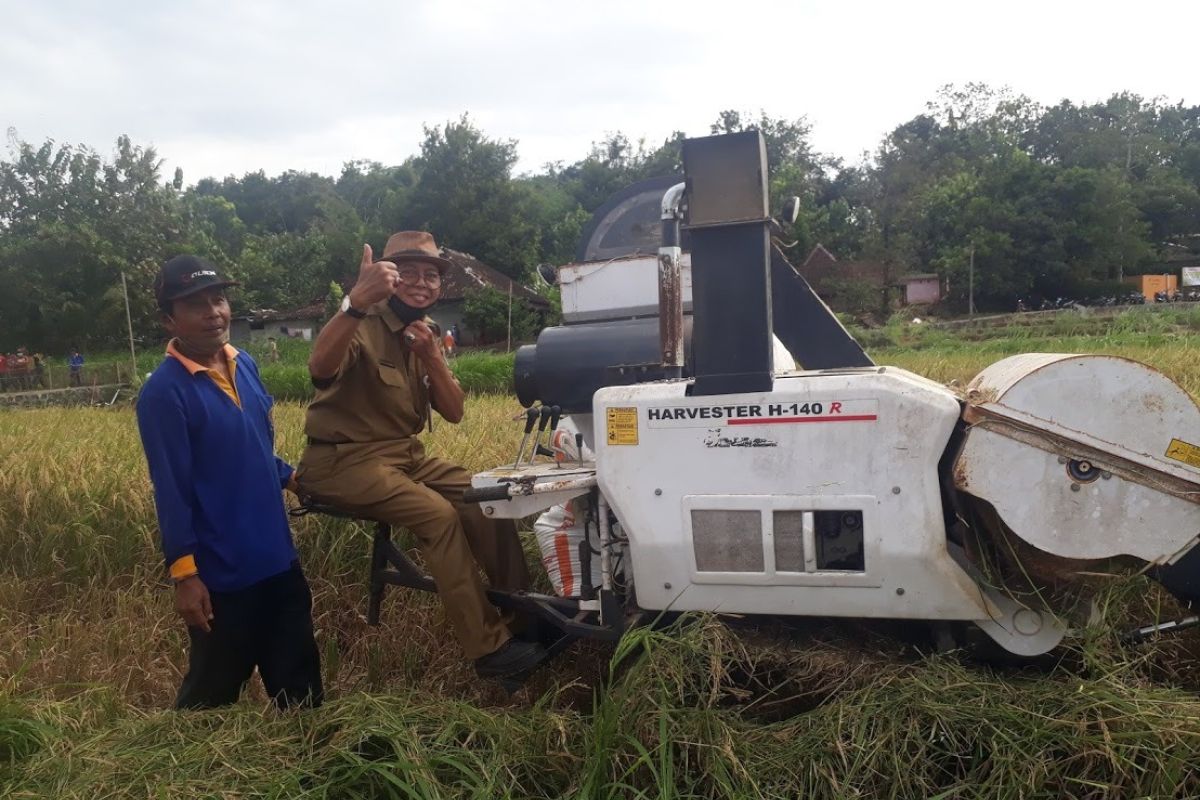 Pemkab Gunung Kidul memberikan bantuan alsintan kepada kelompok tani