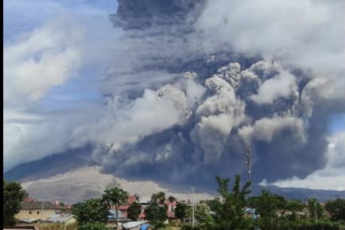 Luncuran awan panas Gunung Sinabung teramati dari jarak 700 meter