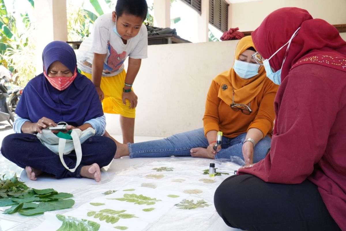 Dosen dan mahasiswa UK Petra berbagi ilmu eco print dengan warga Kampung Herbal