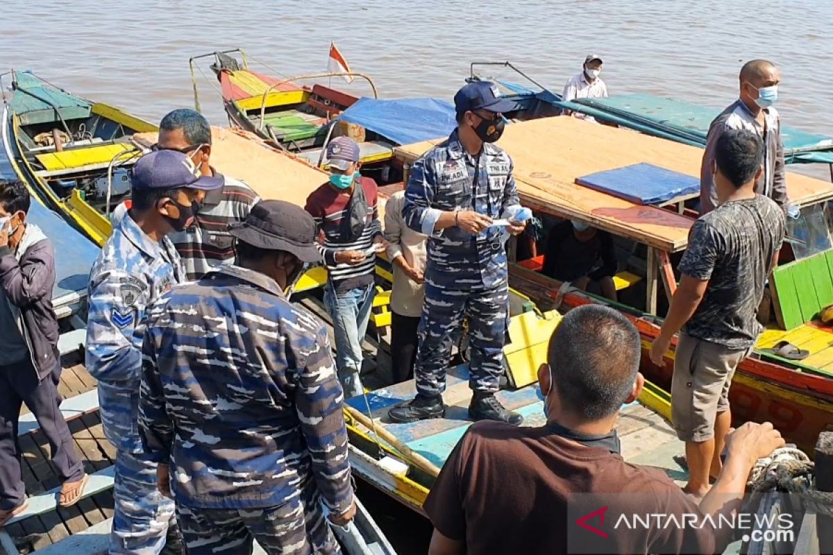 Navy distributes masks to fishermen, river transport users