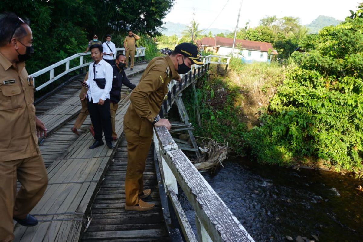 Bupati Kapuas Hulu tinjau jembatan rusak Nanga Tubuk akibat banjir