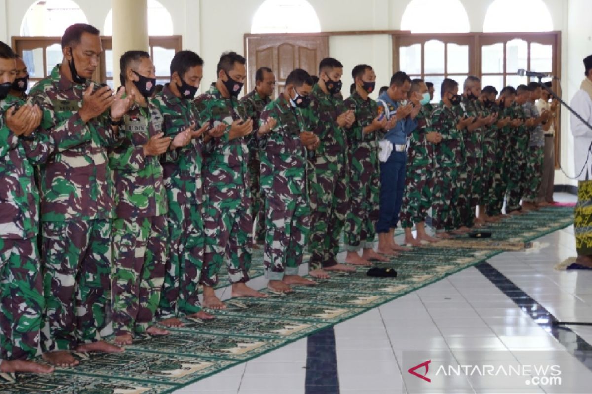 Lanal Bengkulu gelar shalat gaib untuk awak KRI Nanggala-402