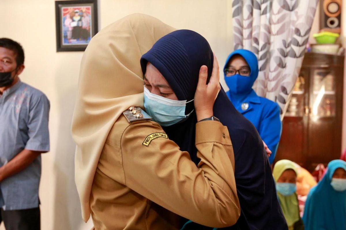 Bupati Banyuwangi sambangi istri dan keluarga dua awak KRI Nanggala-402