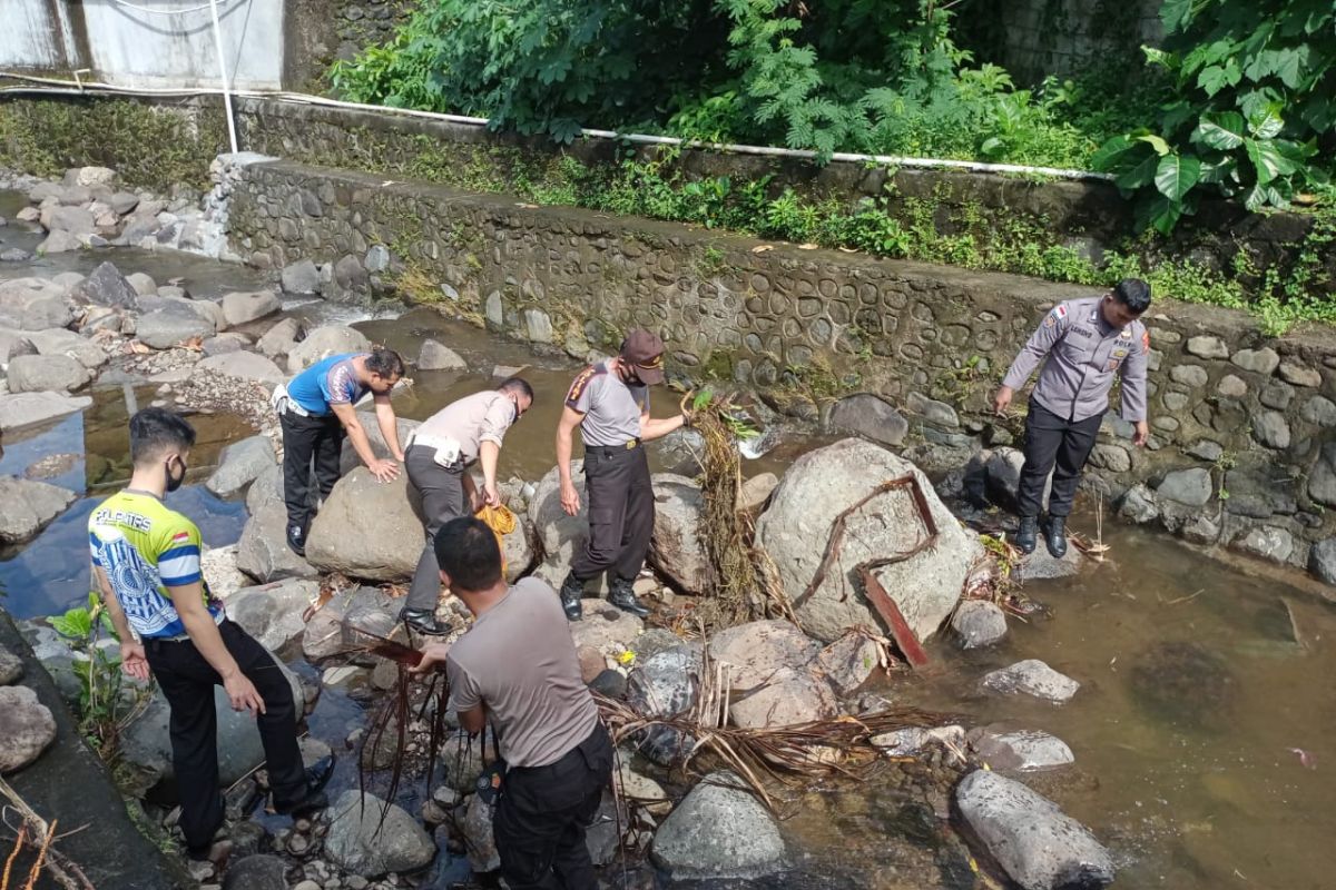 Jajaran Polres Sangihe gelar bersih-bersih sampah di sungai