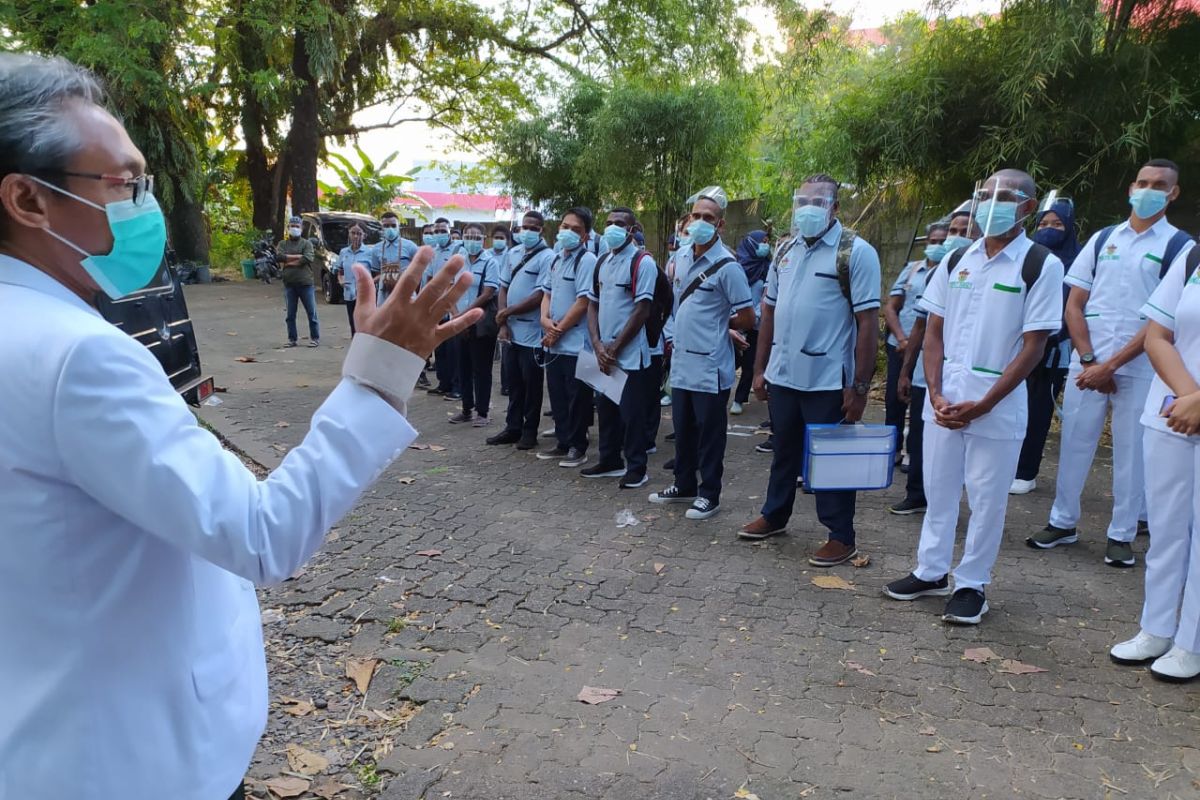 Mahasiswa vokasi kesehatan Asmat Papua praktik klinik di Makassar