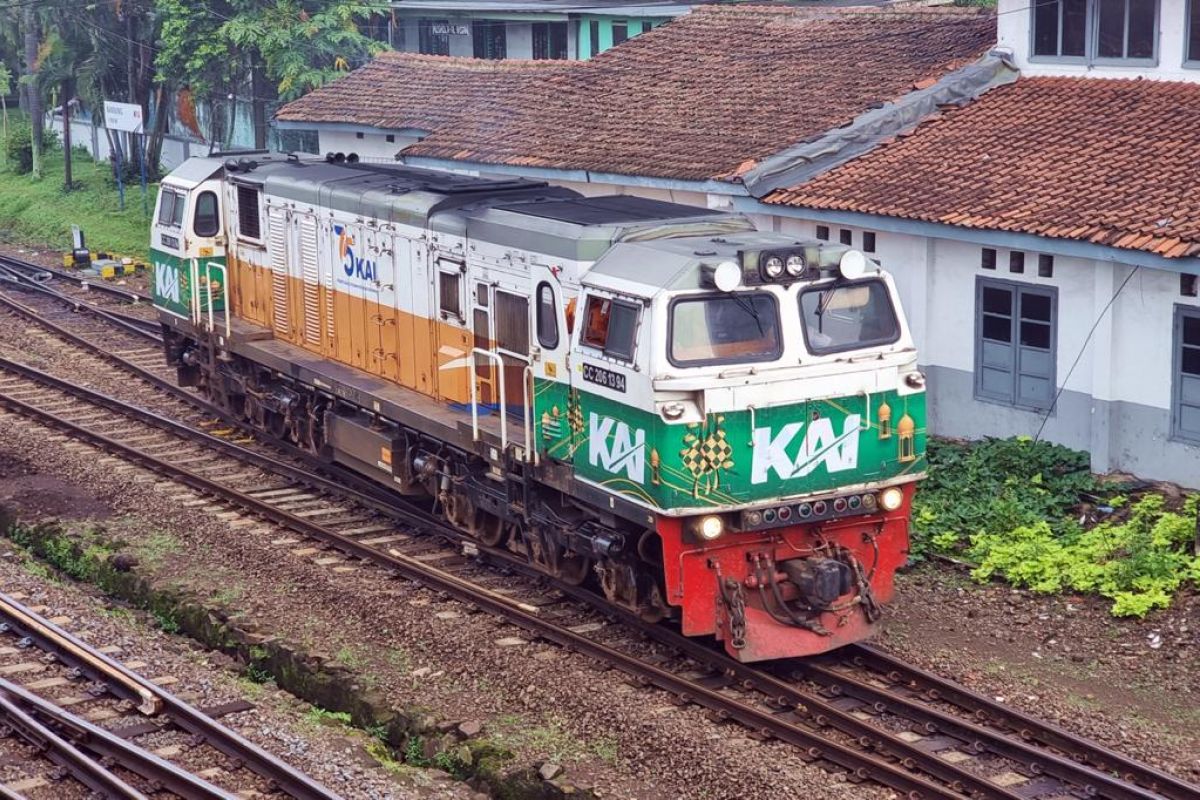 Daop Surabaya beri hiasan Ramadan sembilan lokomotif