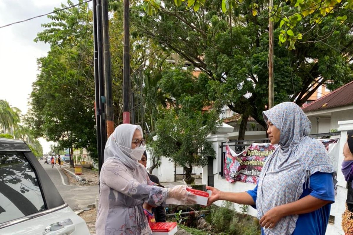 Ladies REI Sumbar berbagi 100 paket takjil di bulan ramadhan