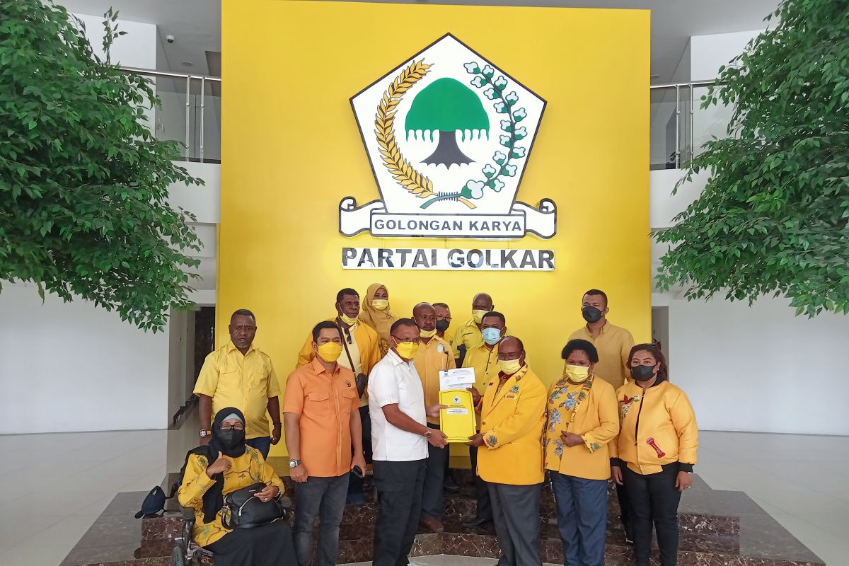 Lambert Jitmau resmi pimpin Golkar Papua Barat