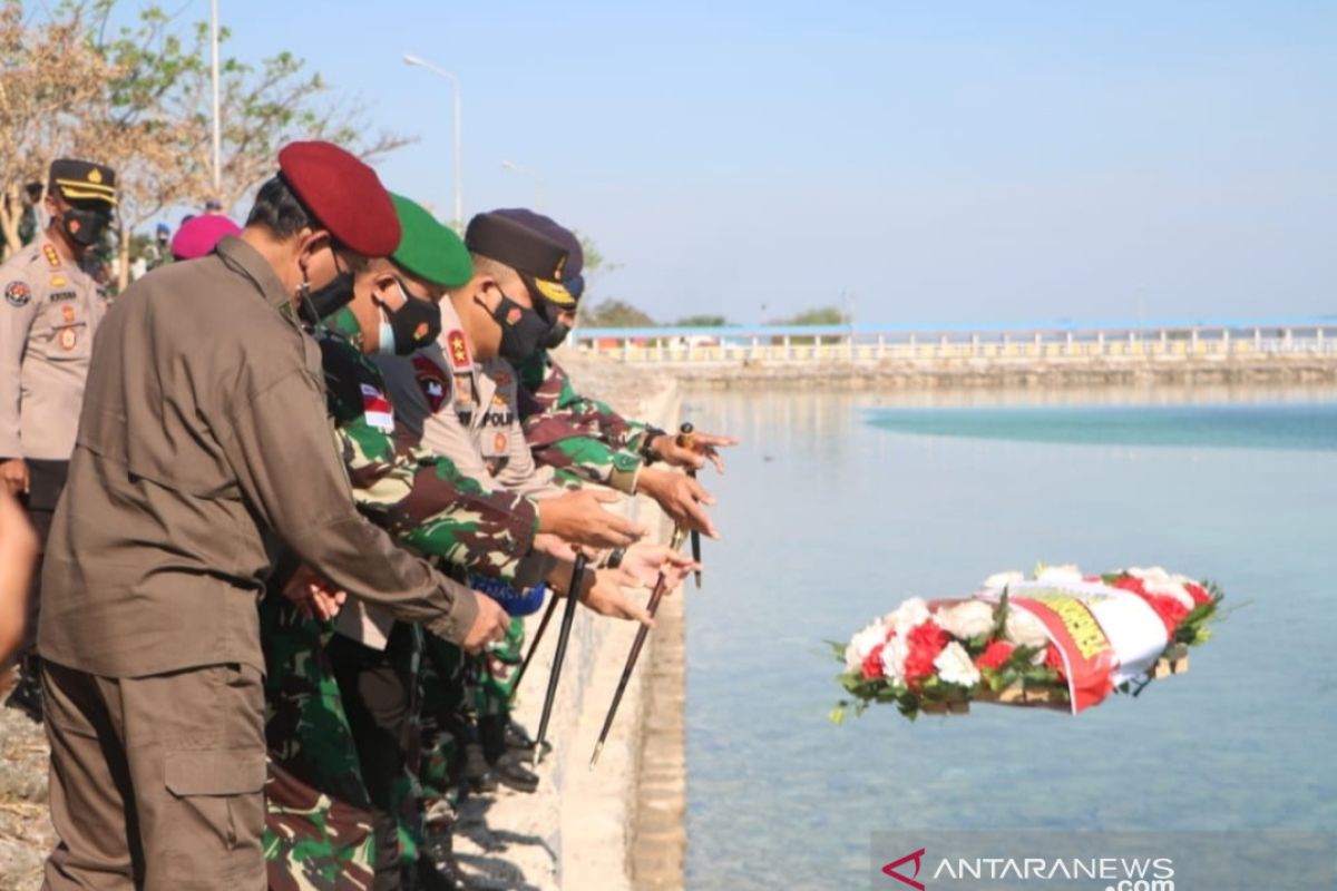 TNI dan Polri di Kupang tabur bunga gugurnya prajurit KRI Nanggala