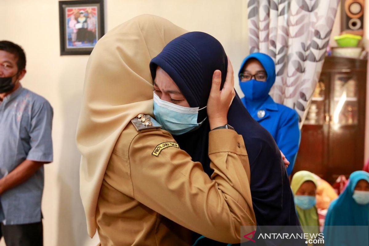 Istri awak KRI Nanggala-402: "Suami saya sudah tenang di sisi Allah bu..."