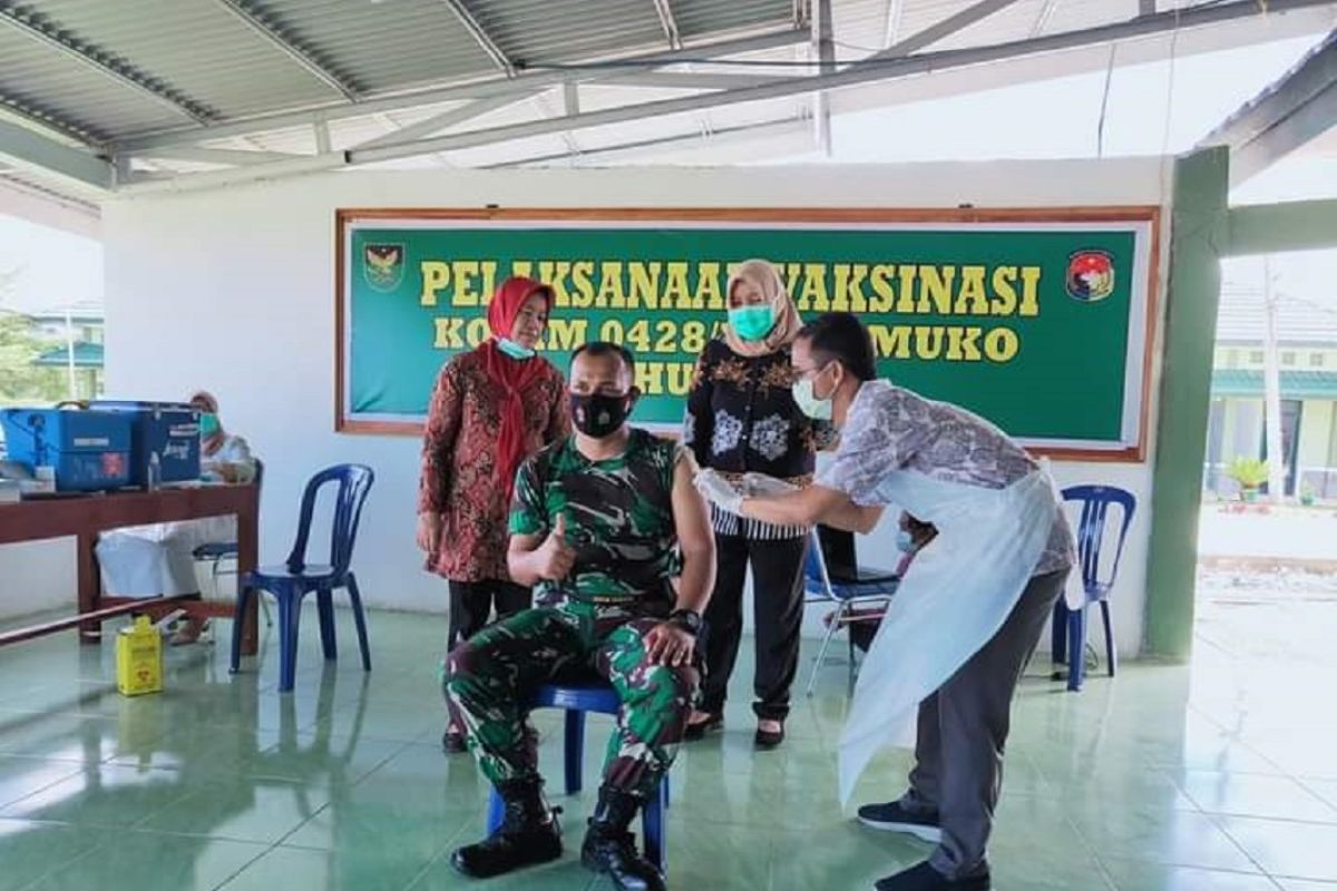 Personel Basarnas Mukomuko jalani vaksinasi tahap satu