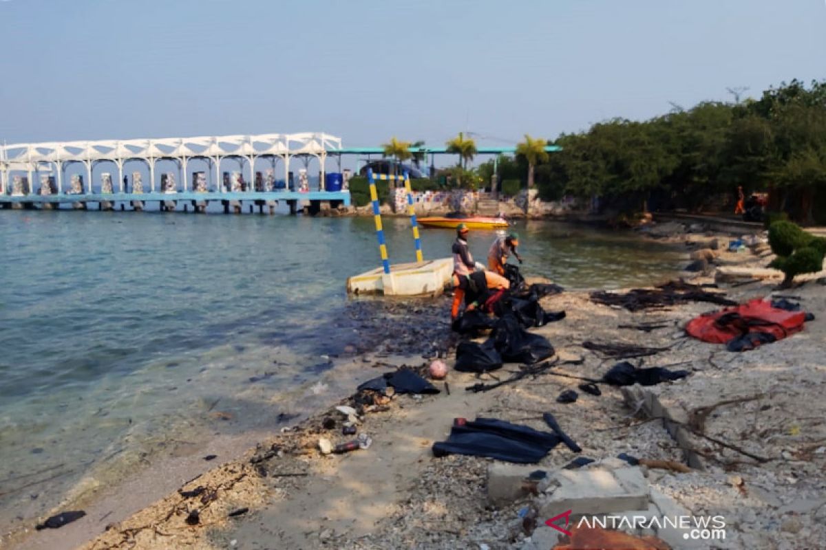 PHE ONWJ bersihkan Pantai Untung Jawa, merespons anomali lingkungan
