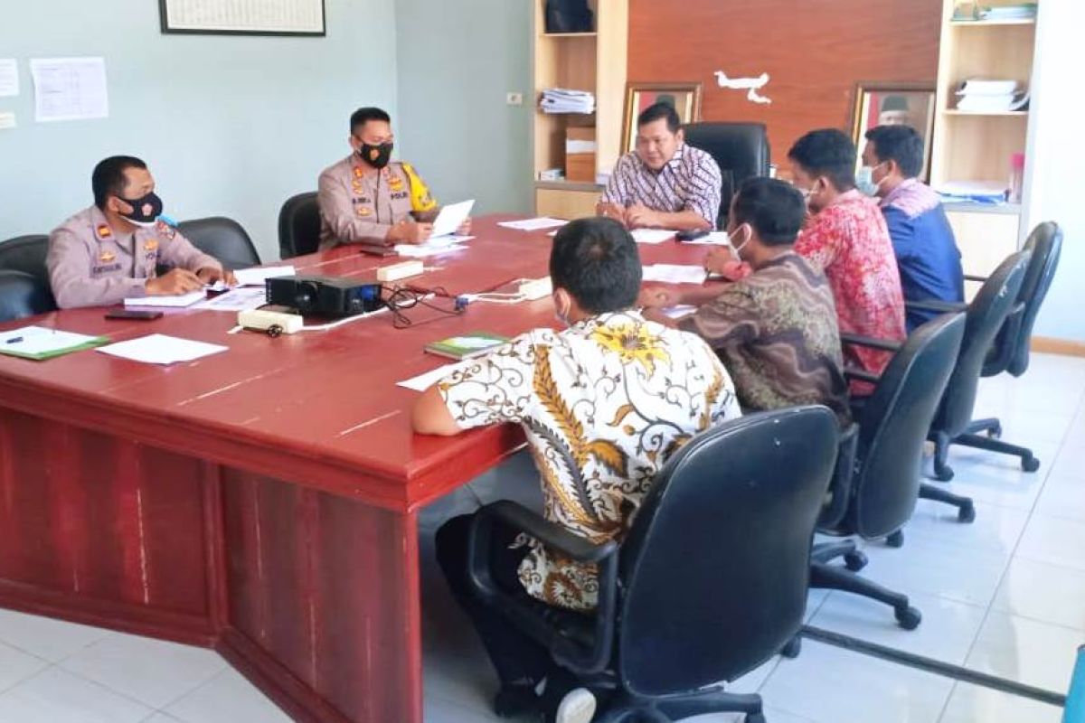 Kapolres Tapteng bersama Kepala Bandara bahas penerapan SE nomor 13 tahun 2021