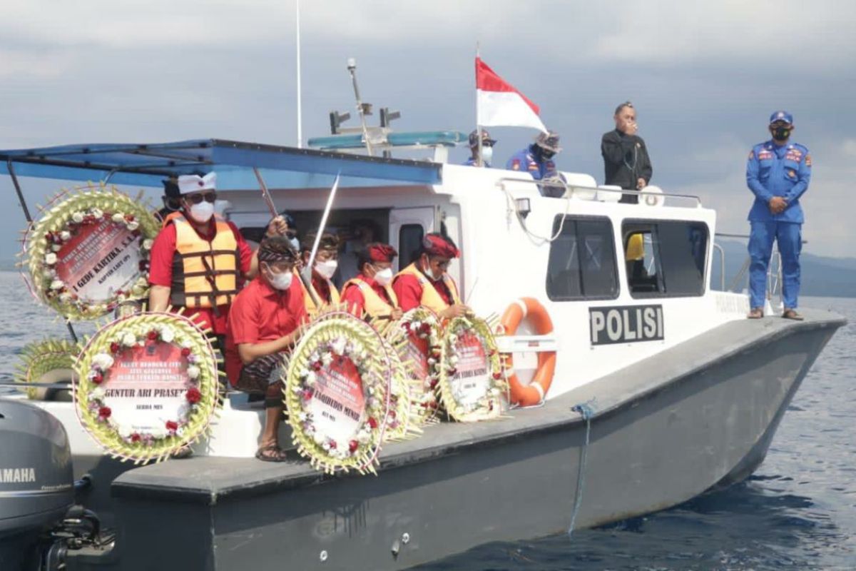 Gubernur Bali dan warga lakukan tabur bunga bagi kru KRI Nanggala yang gugur