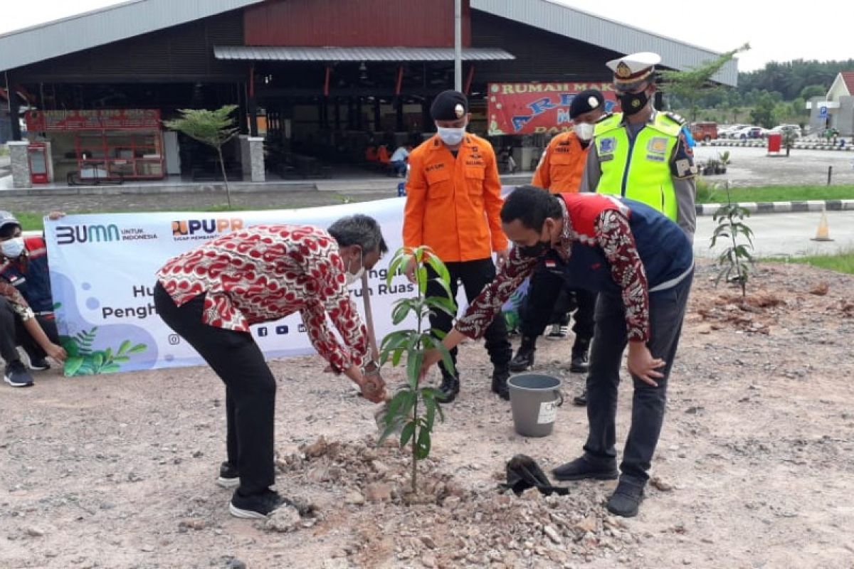 PT HK Ruas Tol Terpeka tanam pohon di Rest Area 234 A