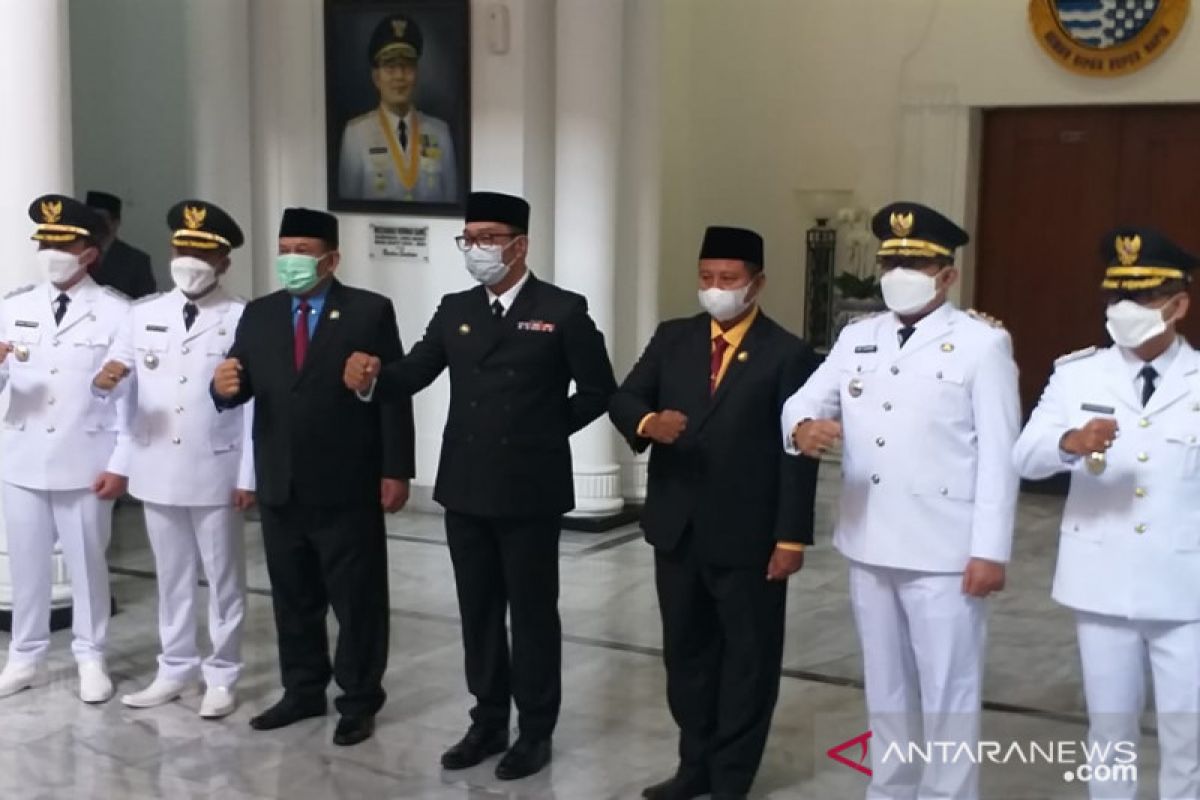 Gubernur lantik Dadang S-Sahrul Gunawan sebagai Bupati-Wabup Bandung