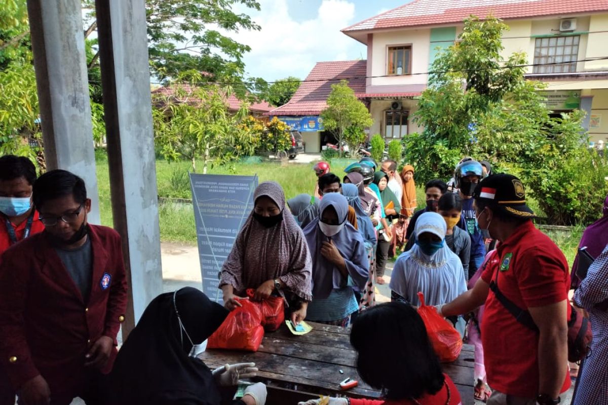 Disperindag Kota Singkawang jual 5.500 paket sembako pasar murah Idul Fitri