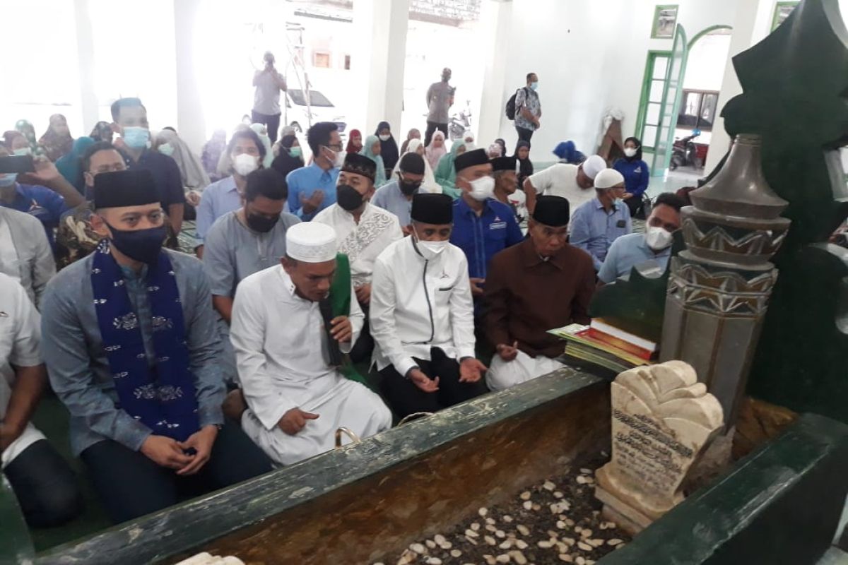 AHY ikut baca tahlil di makam Pendiri Alkhairaat
