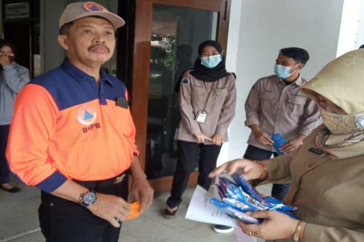 BPBD Kabupaten Magelang bagikan masker kepada masyarakat