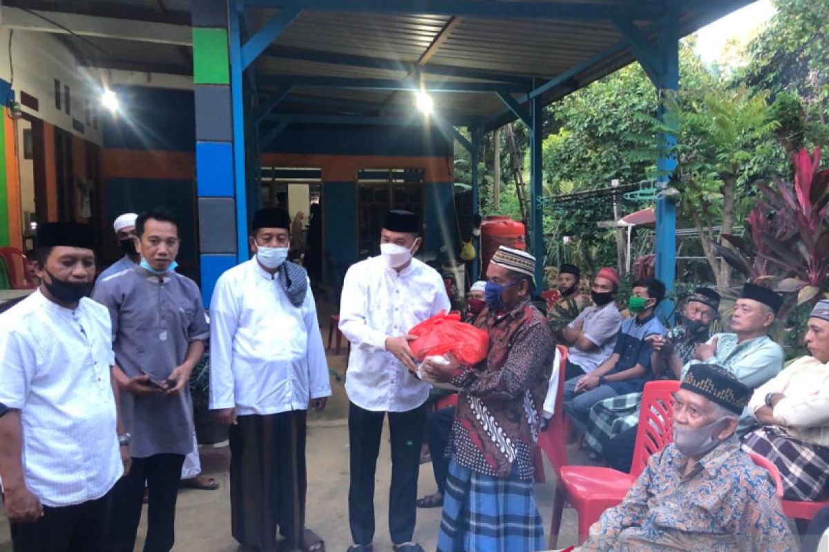 Ramadan berbagi DPRD Kolaka bagikan sembako