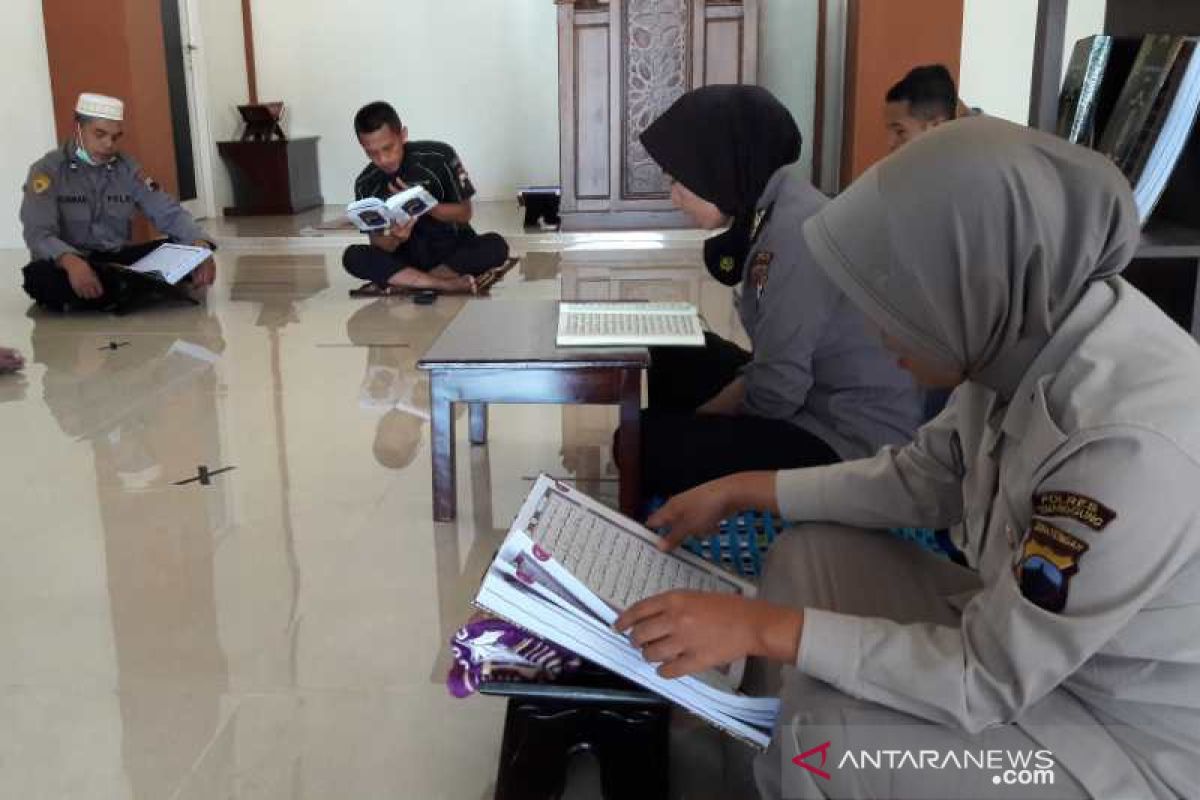 Polisi di Temanggung gunakan masa rehat untuk tadarus selama Ramadhan