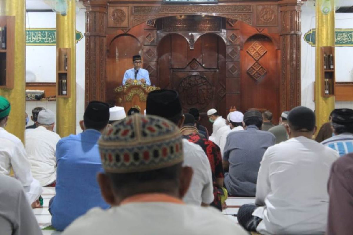 Irjen Kemenkumham RI sampaikan tauziah saat tarawih di Lapas Makassar