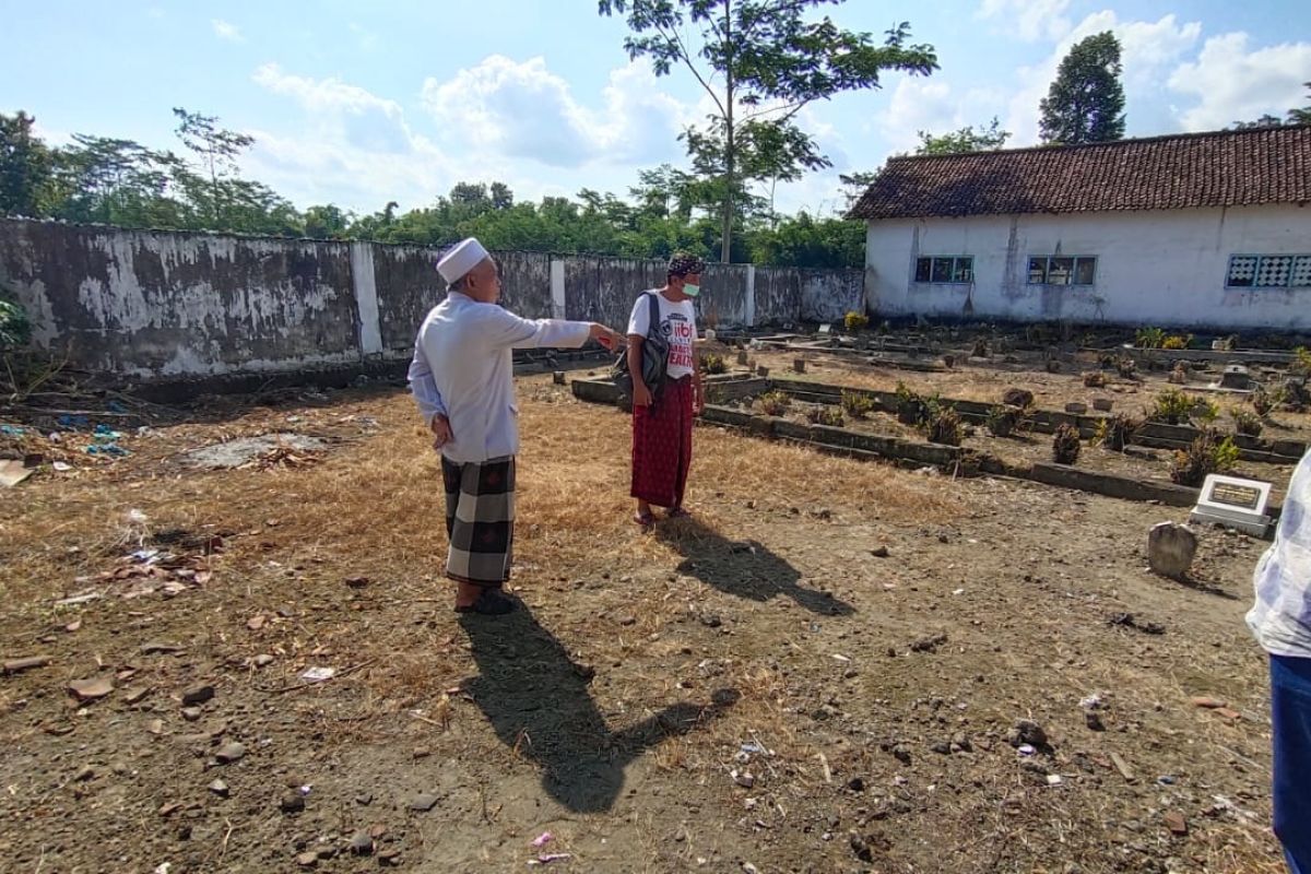 Jenazah Ketua Lesbumi PBNU Kiai Agus Sunyoto dimakamkan di Kediri