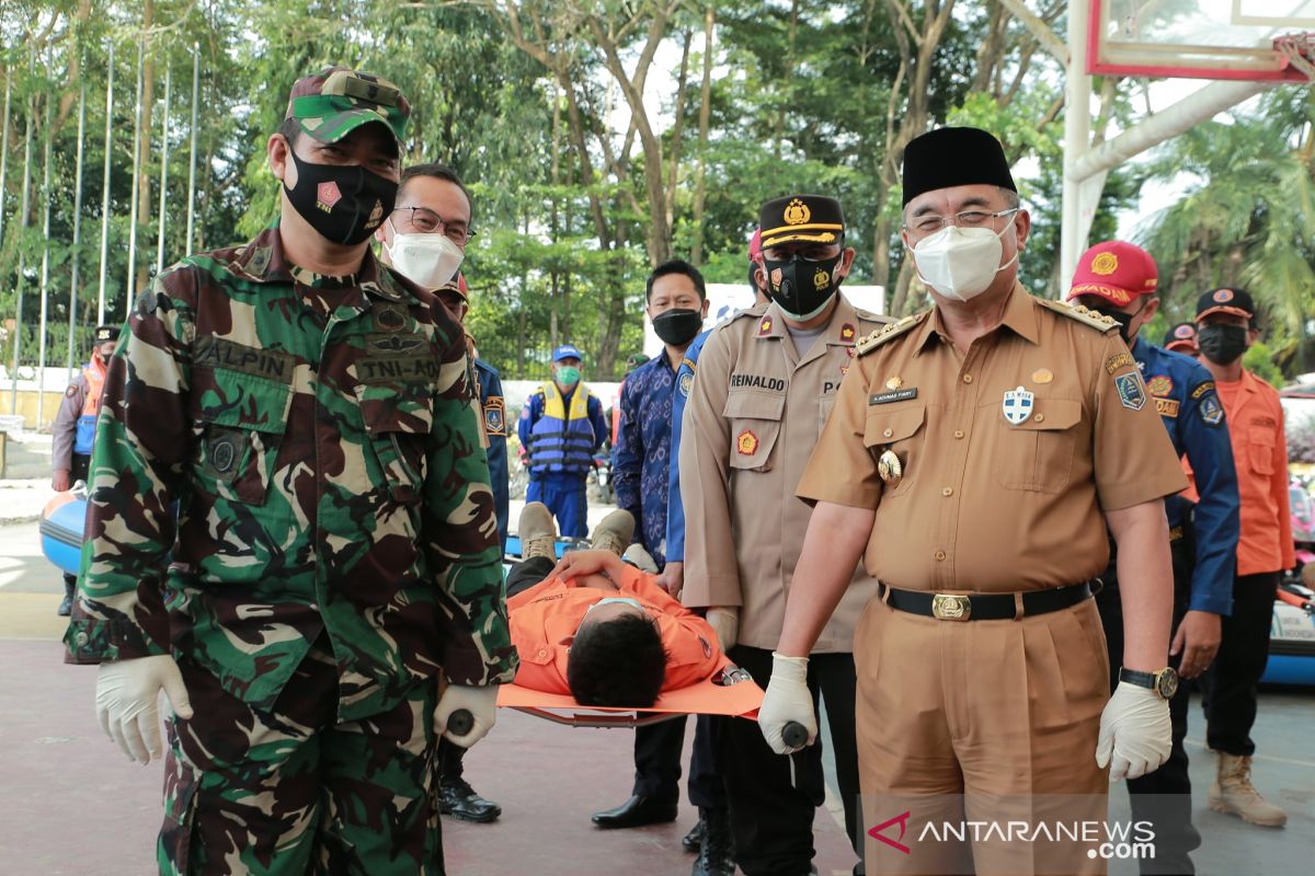 Hari kesiapsiagaan bencana HSS dirangkai latihan bersama evakuasi korban banjir