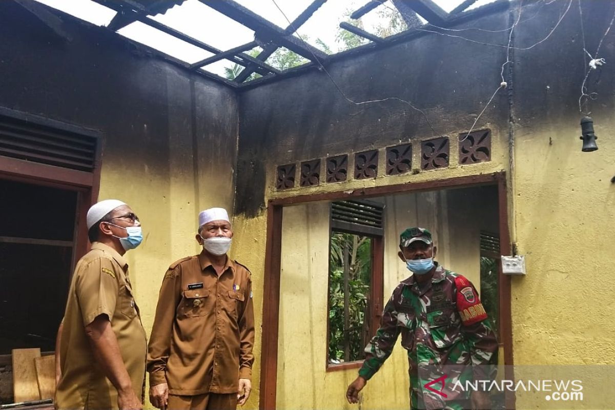 Pemkab Pasbar kunjungi dan berikan bantuan kepada korban kebakaran di Ujung Gading