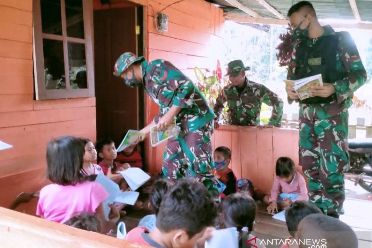 Satgas TNI berbagi ilmu pengetahuan dengan anak di perbatasan