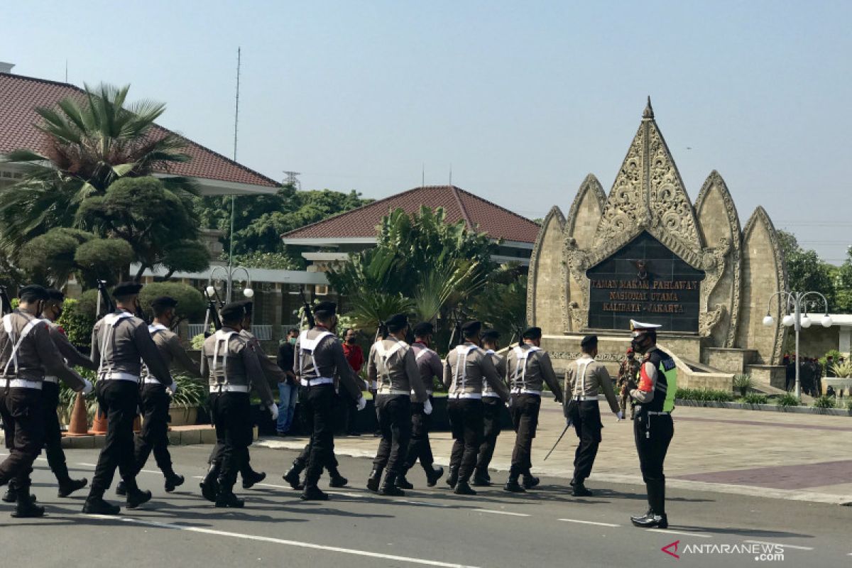 Prosesi pemakaman Mayjen TNI (Anumerta) IGP Danny  dijaga ketat