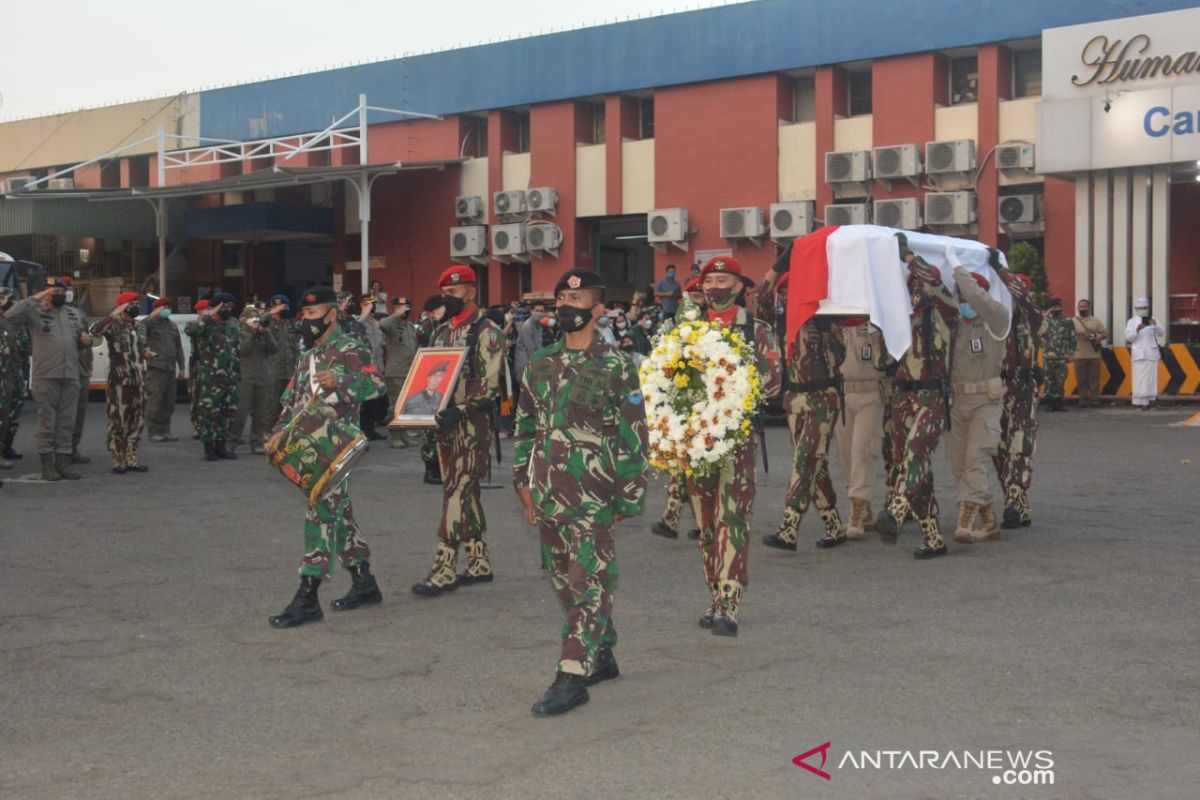 Jenazah Kepala BIN Papua Mayjen TNI Anumerta IGP Danny dikebumikan di TMP Kalibata
