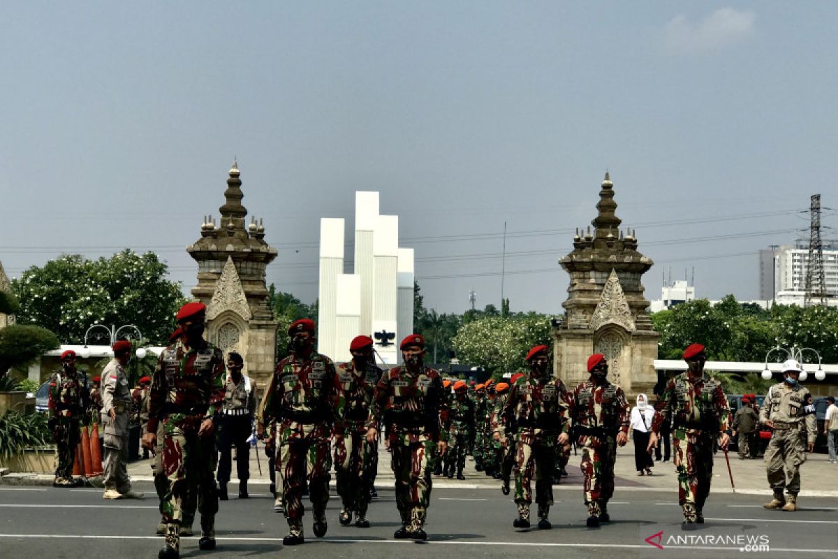 Upacara militer iringi prosesi pemakaman Kepala BIN Papua di TMP Kalibata