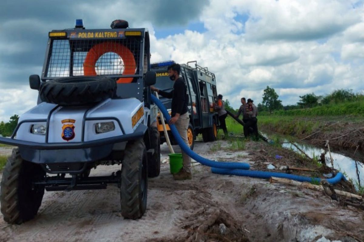 151 personel Polda Kalteng latihan penggunaan alat damkar