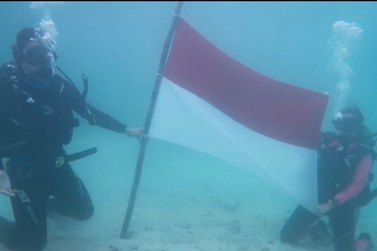 Komunitas Natuna kibarkan merah putih di bawah laut untuk korban KRI Nanggala