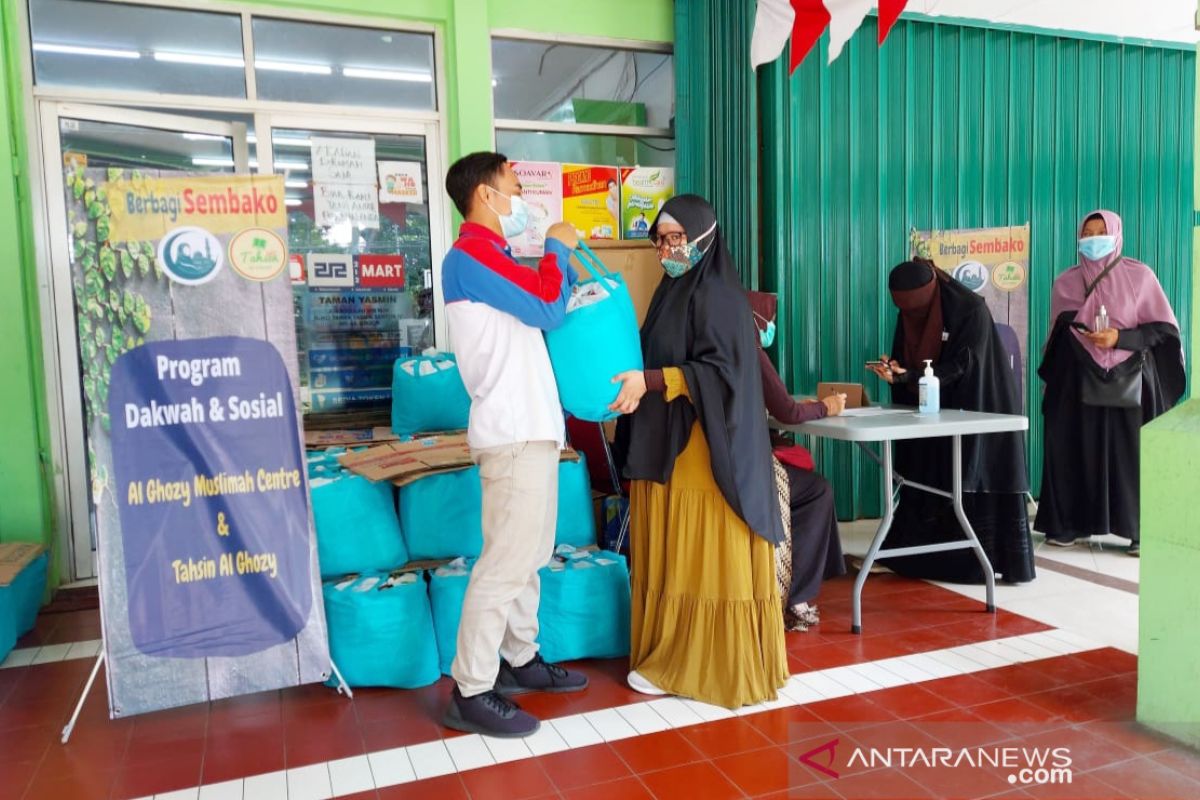 Komunitas Tahsin Al Ghozy bagikan bantuan paket sembako guru baca Al Quran