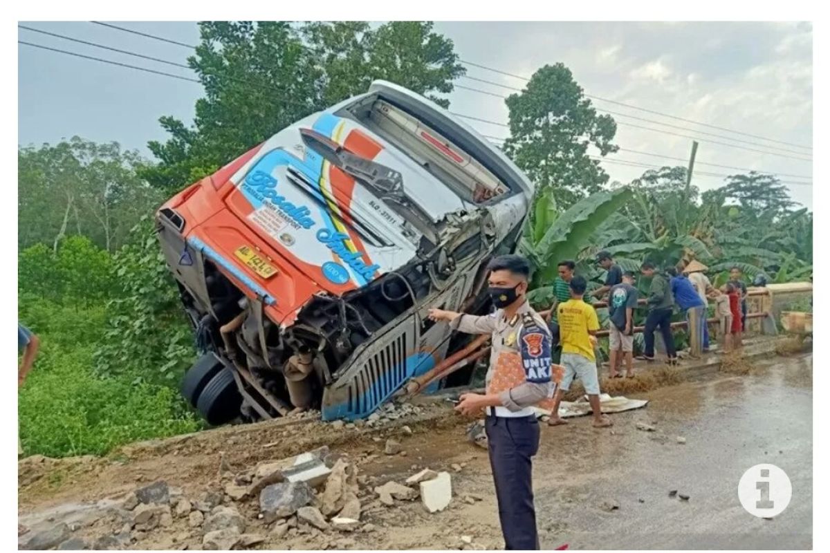Bus dan truk terperosok setelah bersenggolan di tikungan, pengemudi bus meninggal