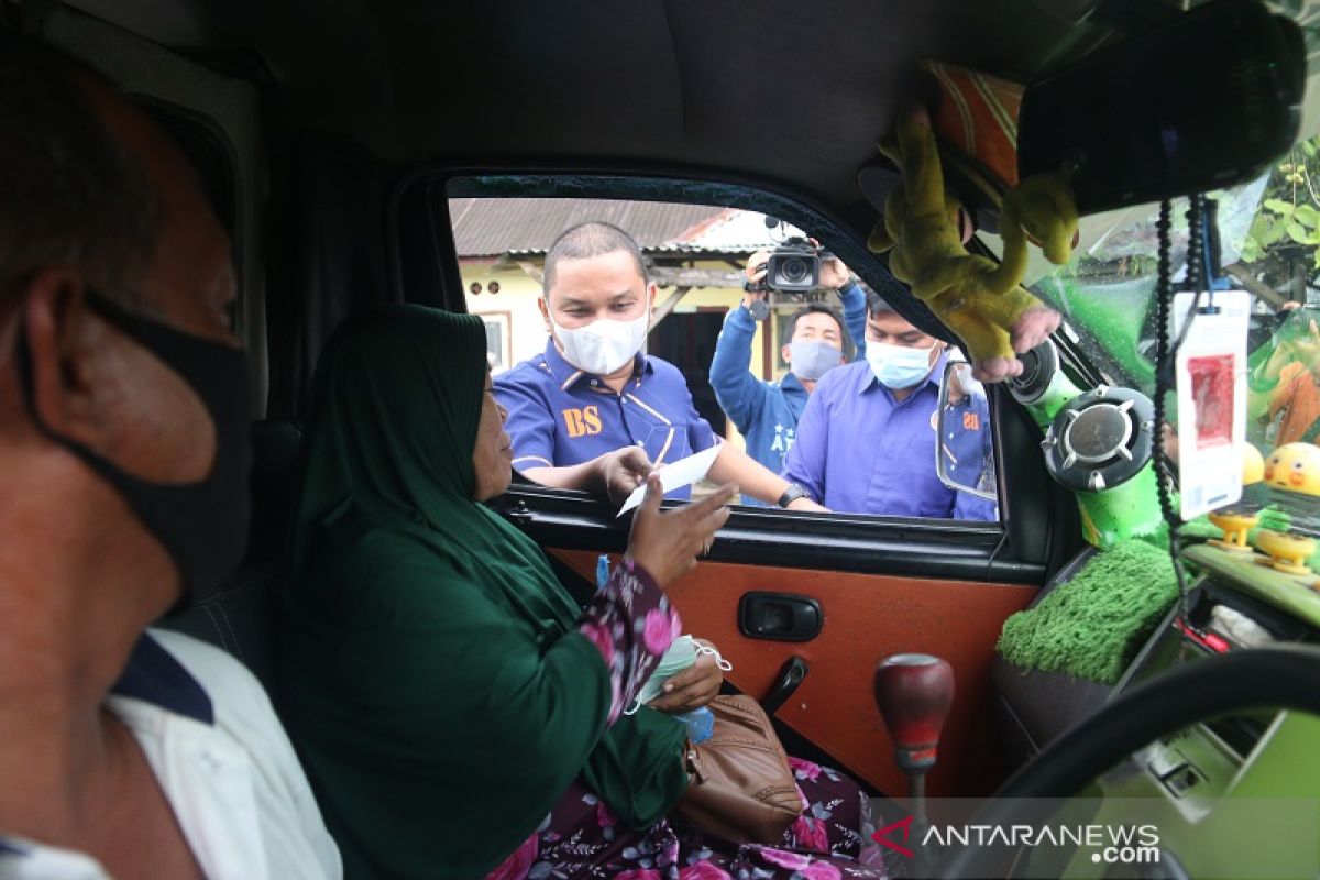 DPD Partai NasDem Tapteng bagikan ribuan takjil, masker dan uang